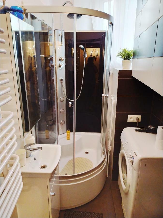 Beautiful Apartment With 1 Bedroom Main Square Krasków Dış mekan fotoğraf